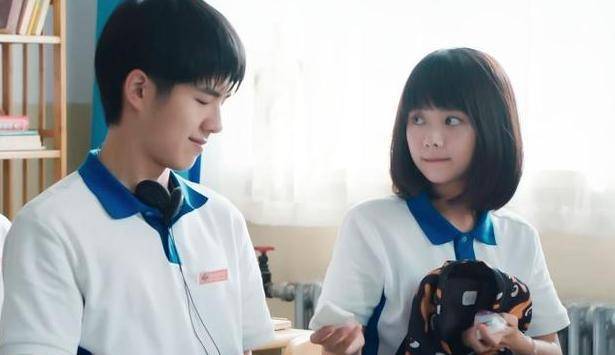 太阳成官网：
有种“宁静距离”叫谭松韵合照 不管跟谁都保持距离 只为他破例(图6)