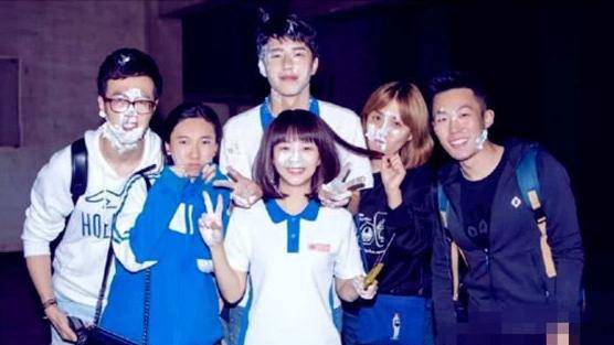 太阳成官网：
有种“宁静距离”叫谭松韵合照 不管跟谁都保持距离 只为他破例(图8)