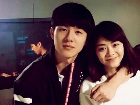 太阳成官网：
有种“宁静距离”叫谭松韵合照 不管跟谁都保持距离 只为他破例(图9)